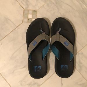 Men’s size 10 blue/black reef flip flops